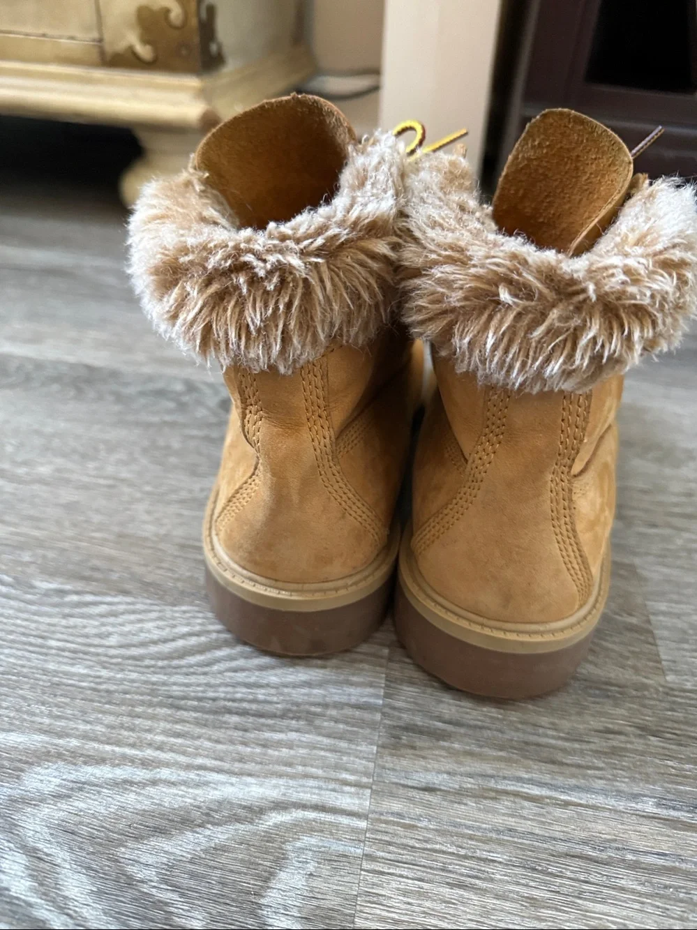 Timberland Wheat Suede Lace-Up Boots big girls size 5 Faux Fur Collar
